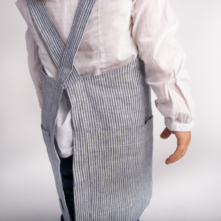 Lotta børneforklæde (marineblå striber) - med seler