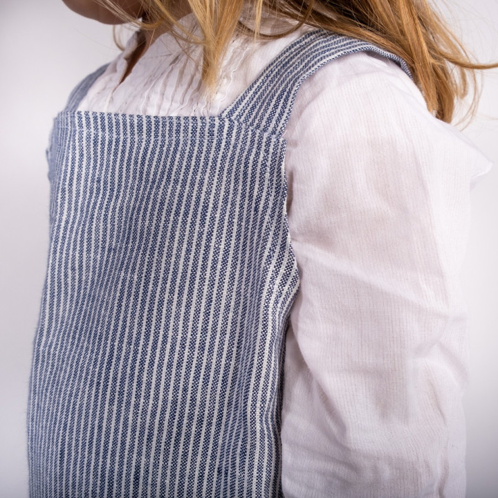 Lotta børneforklæde (marineblå striber) - med seler