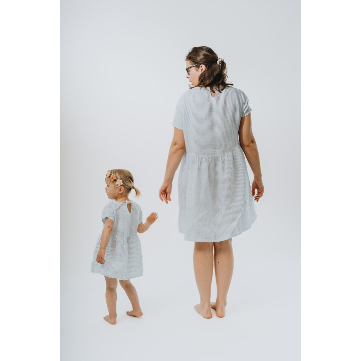 Liten Lisa børnehørekjole (hvid med marineblå striber)