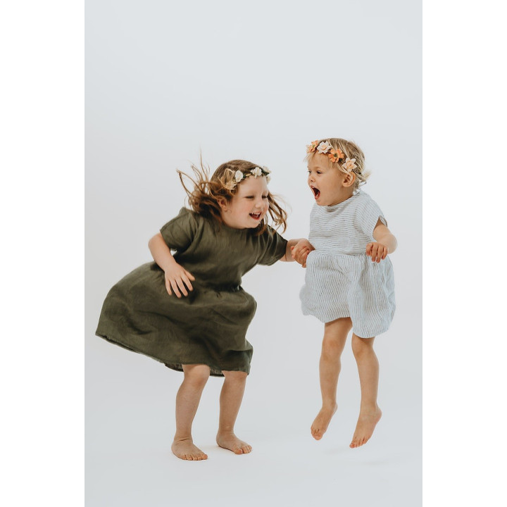 Liten Lisa børnehørekjole (hvid med marineblå striber)