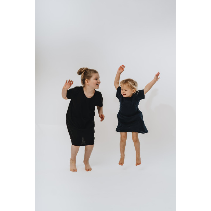 Liten Britta børnehørekjole (sort)