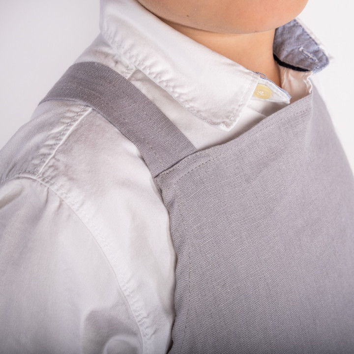 Lotta børneforklæde (grå) - med seler