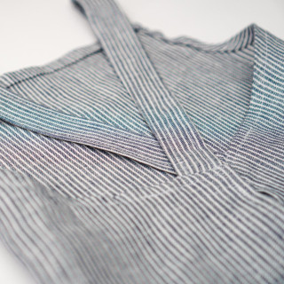 Lotta børneforklæde (marineblå striber) - med seler