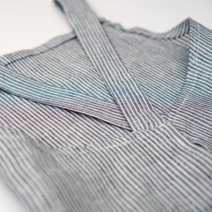 Lotta børneforklæde (marineblå striber) - med seler