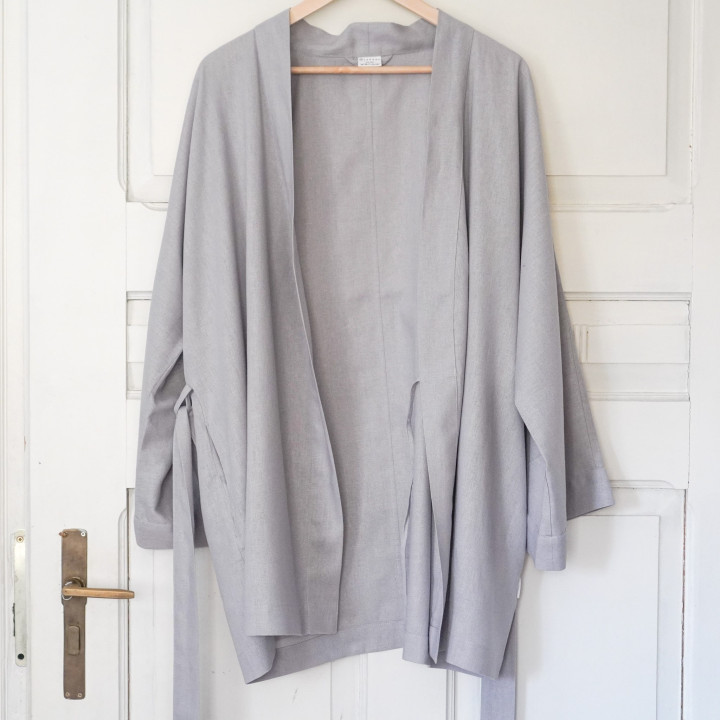 Linned kimono (grå) - lavet i Polen|Lennea