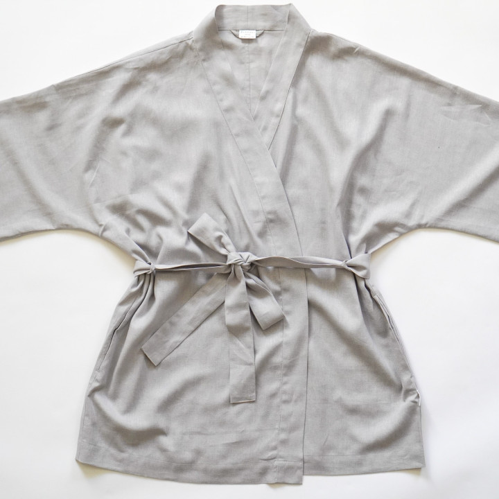 Linned kimono (grå) - lavet i Polen|Lennea