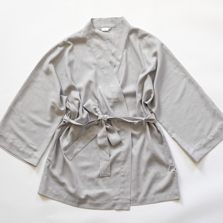 Linned kimono (grå) - lavet i Polen|Lennea