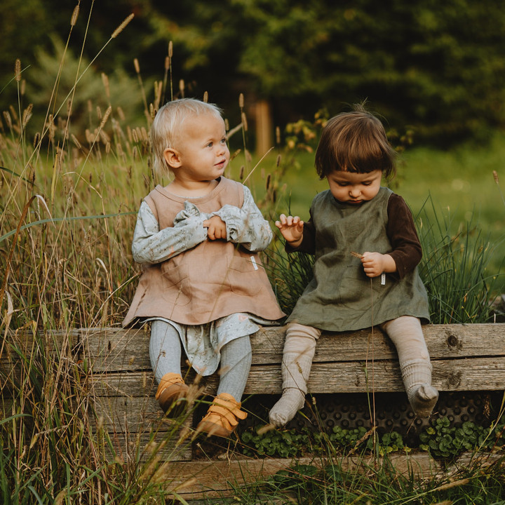 Kerstin børneforklæde (oliven)