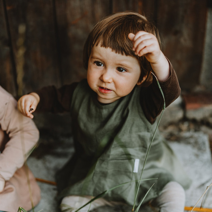 Kerstin børneforklæde (oliven)