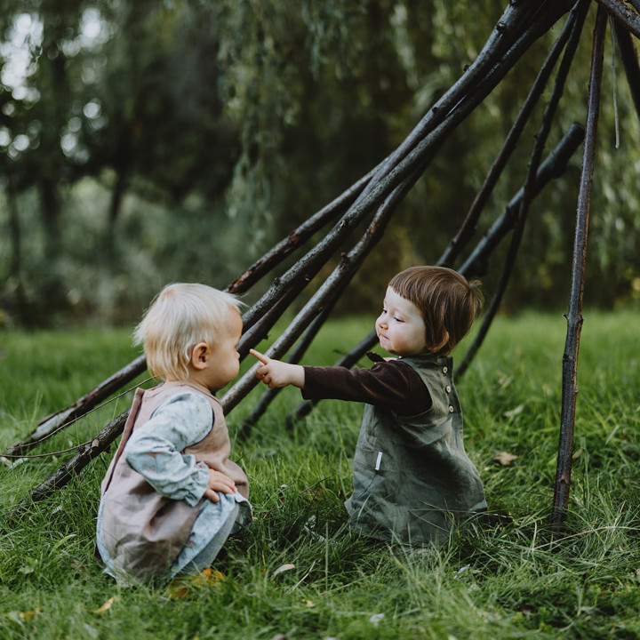 Kerstin børneforklæde (oliven)