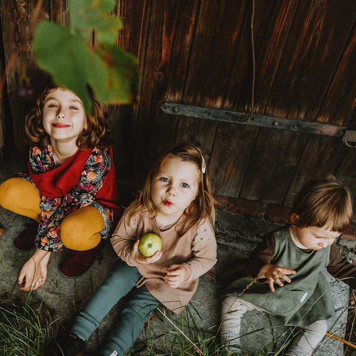 Kerstin børneforklæde (oliven)