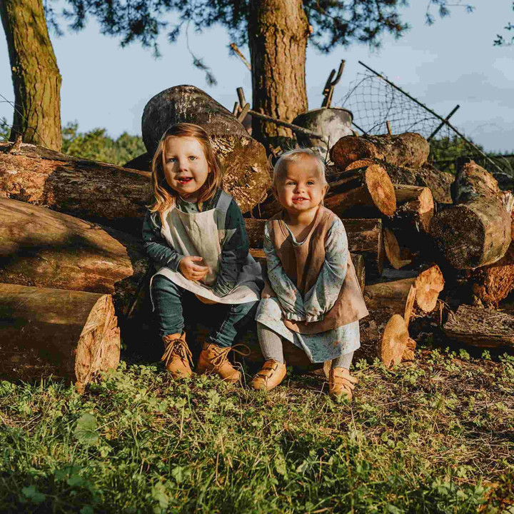 Lotta børneforklæde (natur) - med seler