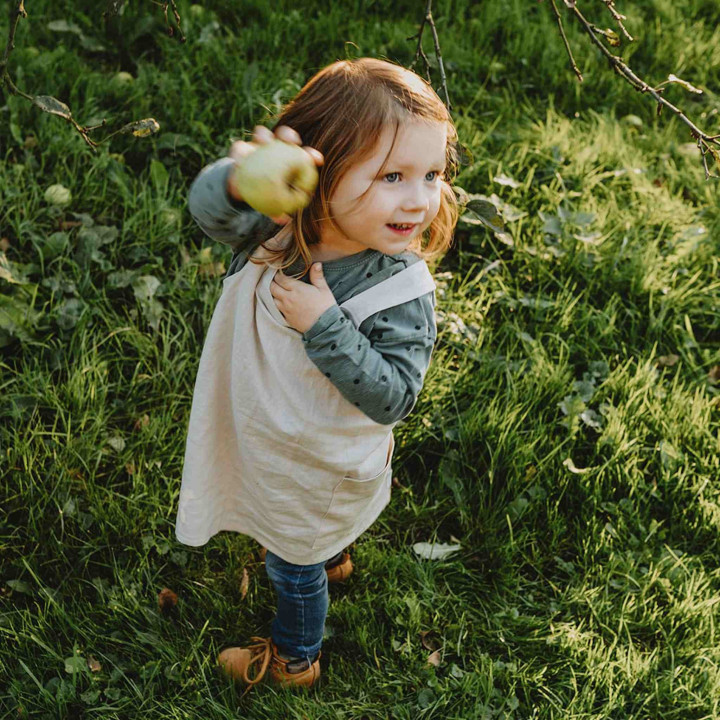 Lotta børneforklæde (natur) - med seler