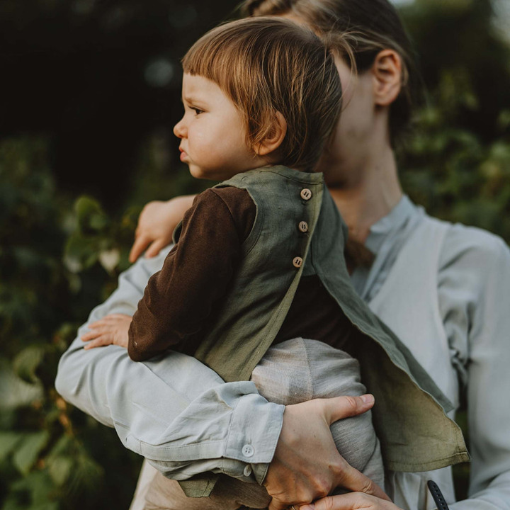 Kerstin børneforklæde (oliven)