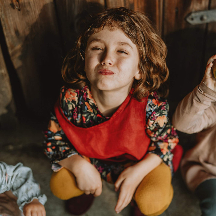 Kerstin børneforklæde (kirsebær)