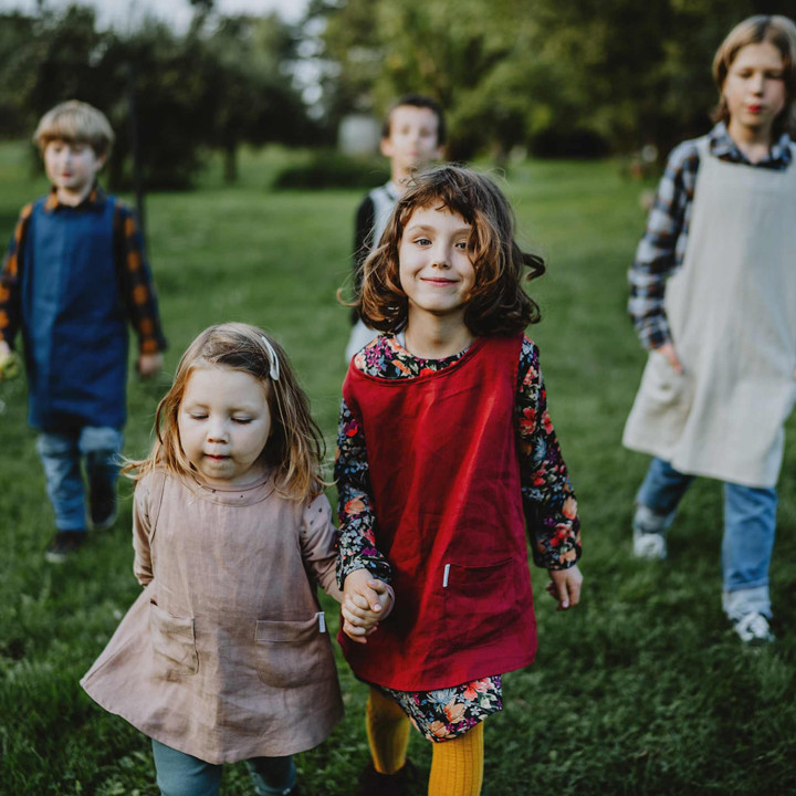 Kerstin børneforklæde (kirsebær)
