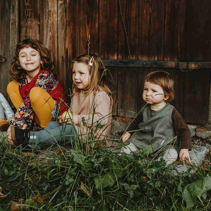 Kerstin børneforklæde (kirsebær)