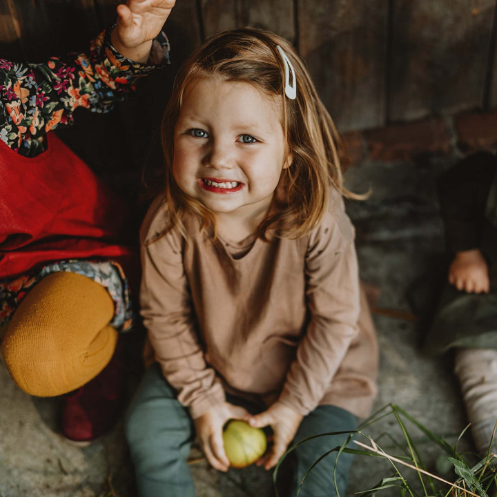 Kerstin børneforklæde (valnød)