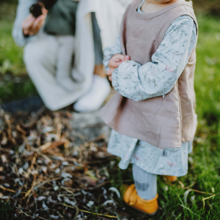 Kerstin børneforklæde (valnød)