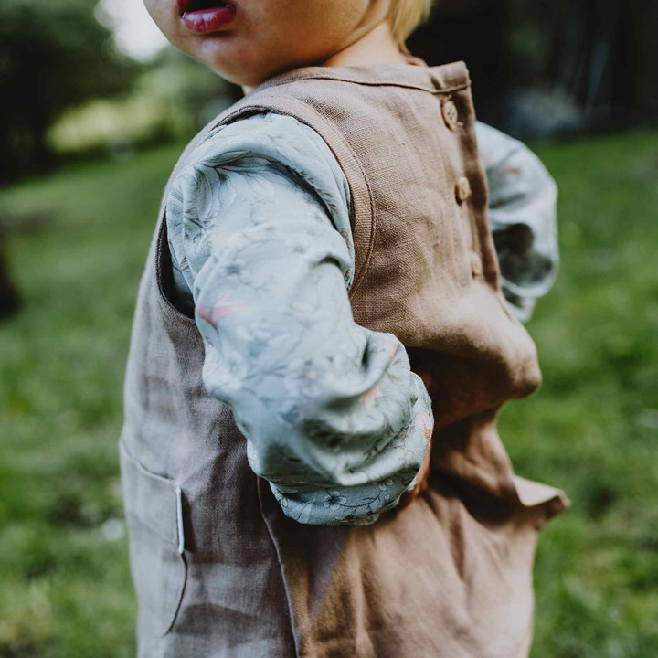 Kerstin børneforklæde (valnød)