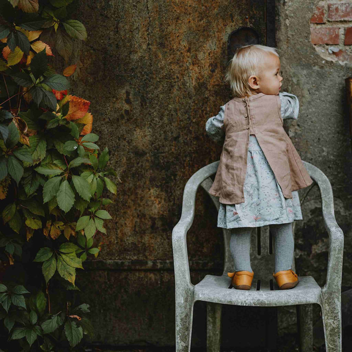Kerstin børneforklæde (valnød)