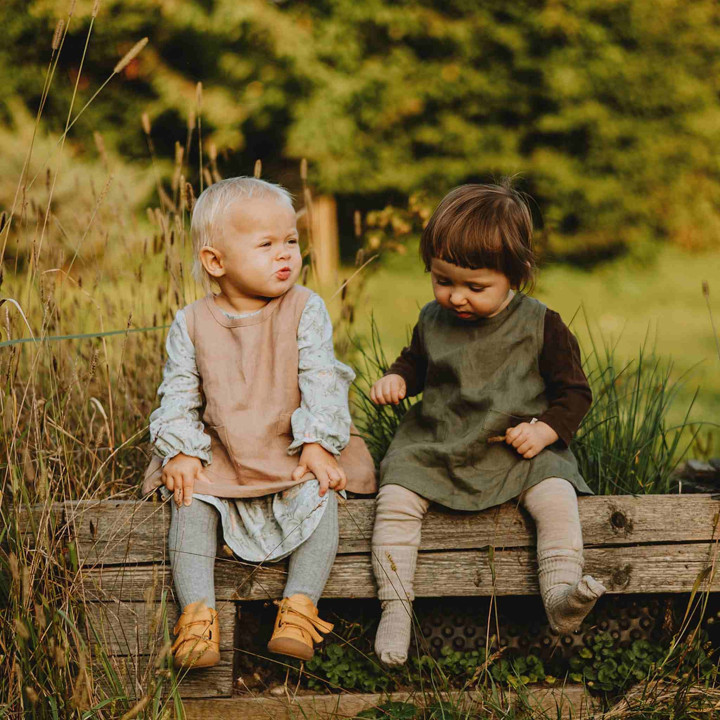 Kerstin børneforklæde (valnød)