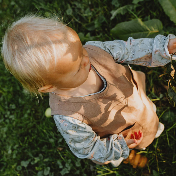 Kerstin børneforklæde (valnød)