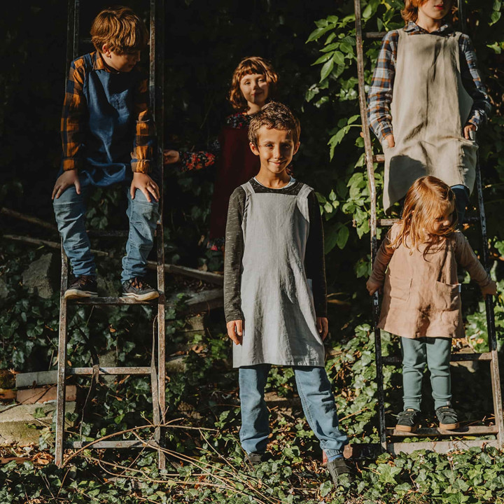 Lotta børneforklæde (grå) - med seler