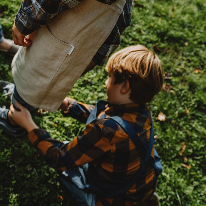 Lotta børneforklæde (indigo) - med seler