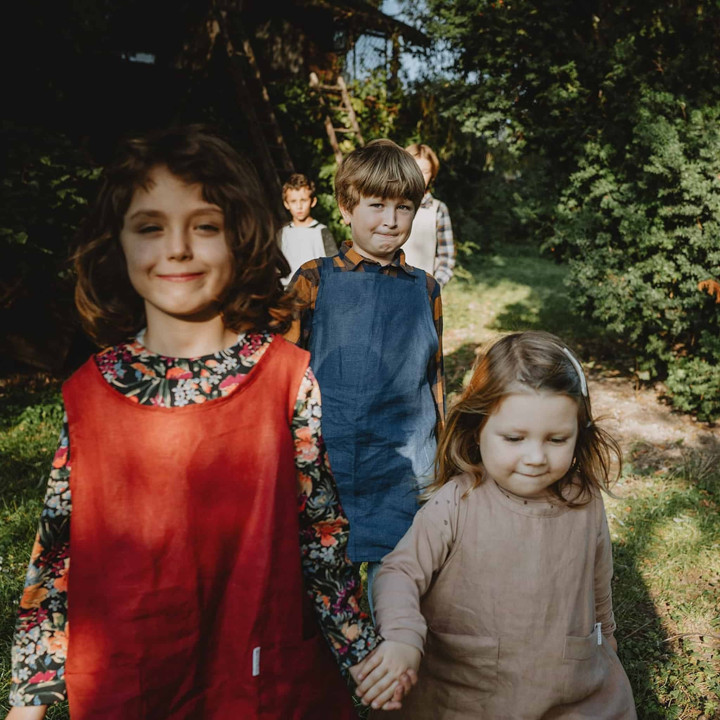 Lotta børneforklæde (indigo) - med seler