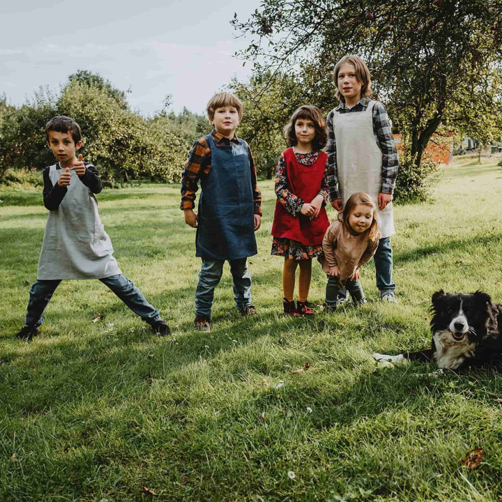 Lotta børneforklæde (indigo) - med seler