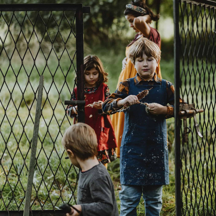 Lotta børneforklæde (indigo) - med seler