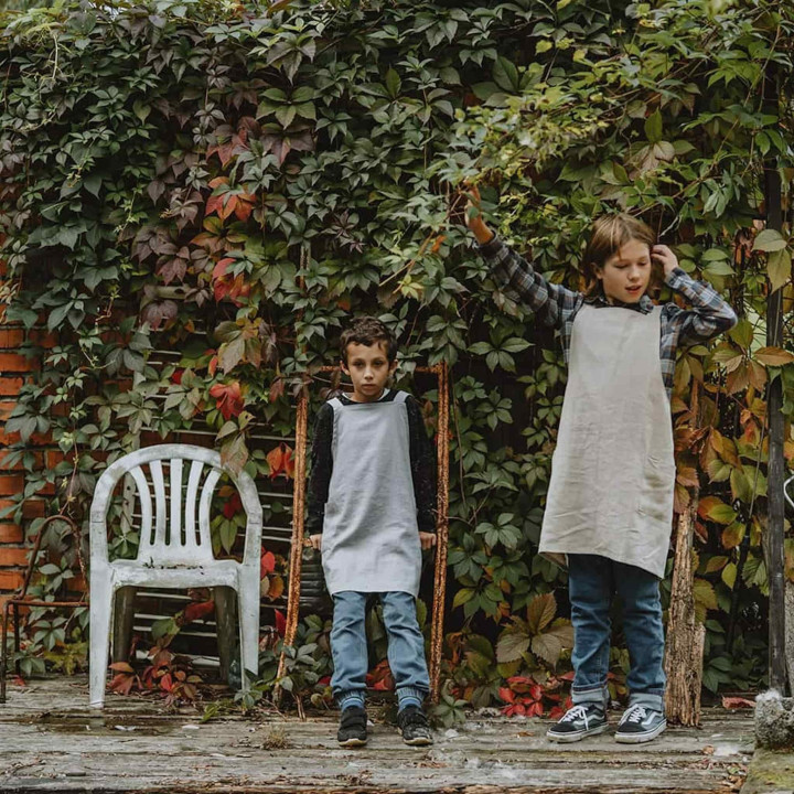 Lotta børneforklæde (naturligt tungt) - med seler