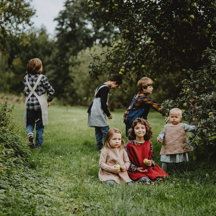 Lotta børneforklæde (naturligt tungt) - med seler