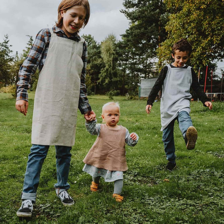 Lotta børneforklæde (naturligt tungt) - med seler