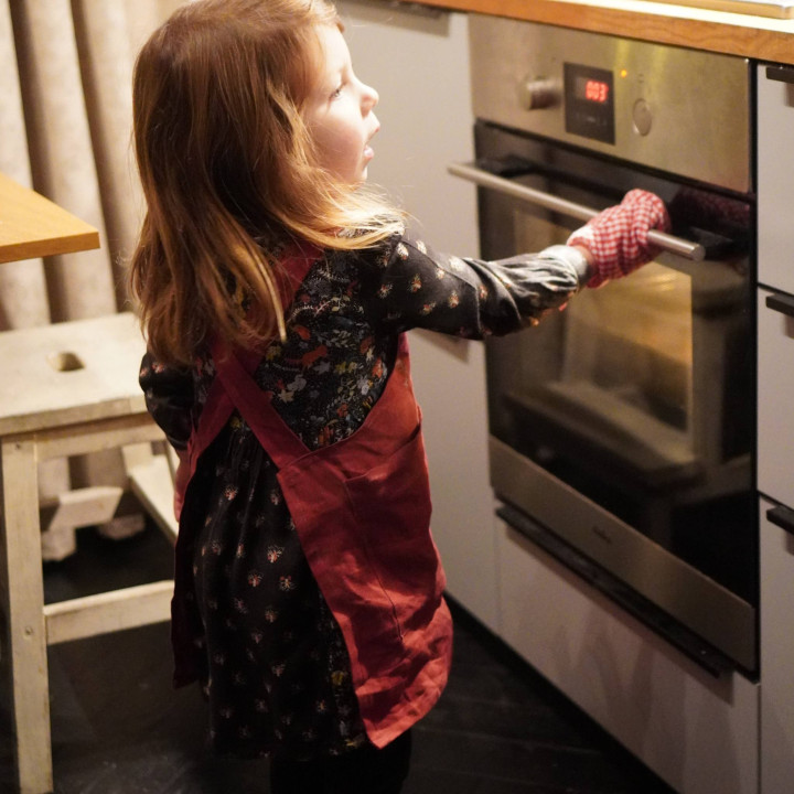 Lotta børneforklæde (kirsebær) - med seler