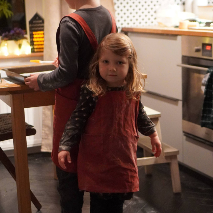 Lotta børneforklæde (kirsebær) - med seler