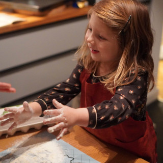 Lotta børneforklæde (kirsebær) - med seler