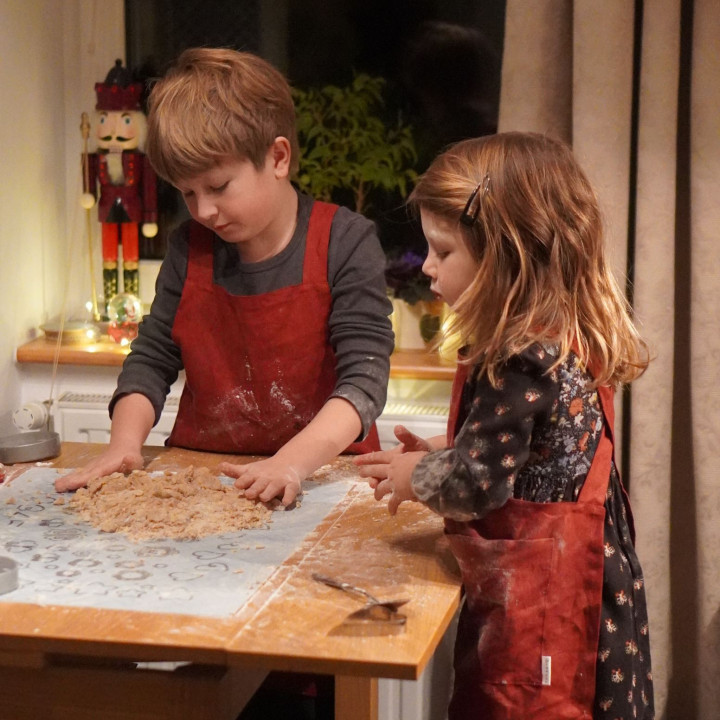 Lotta børneforklæde (kirsebær) - med seler