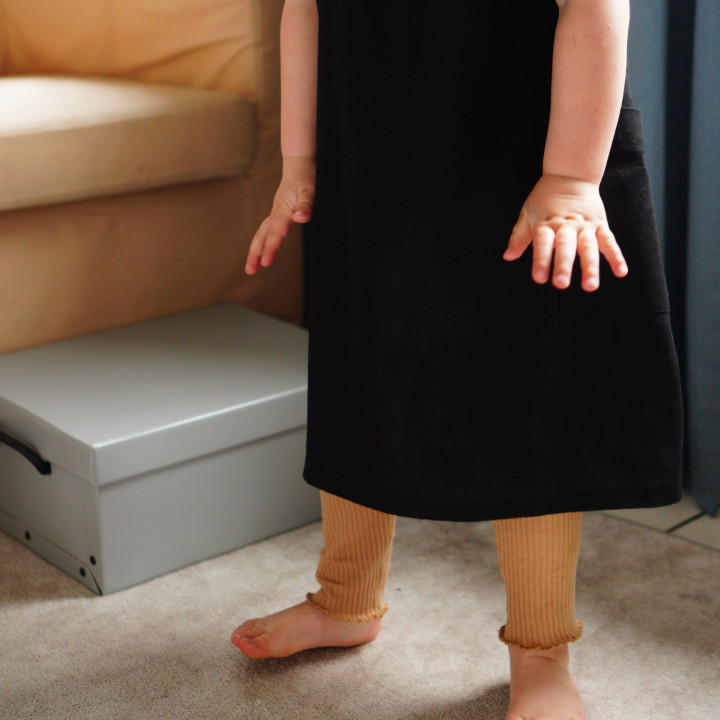 Lotta børneforklæde (sort) - med seler