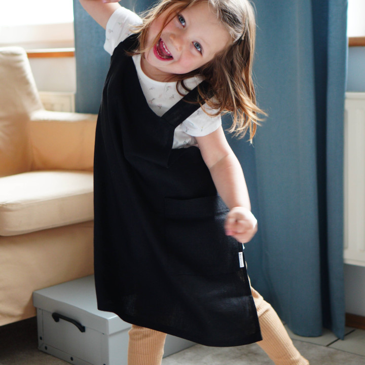 Lotta børneforklæde (sort) - med seler