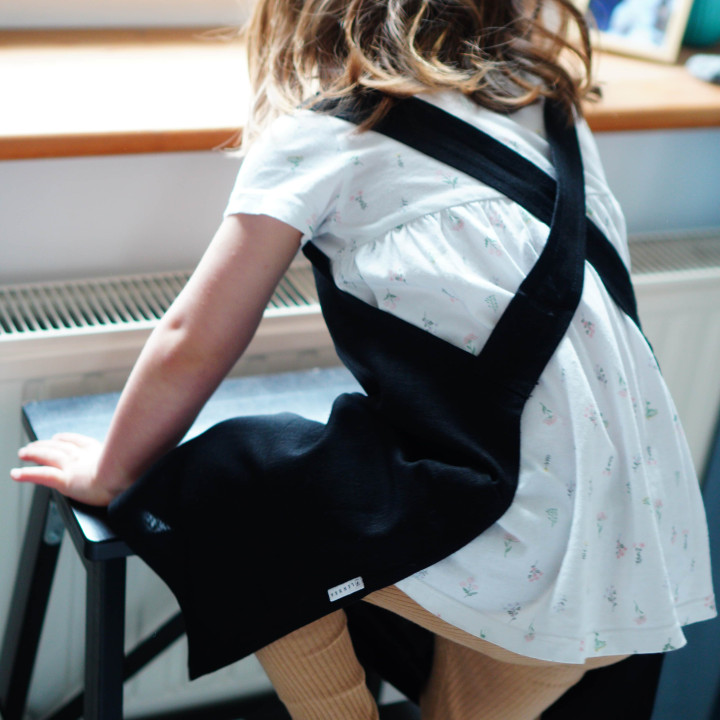 Lotta børneforklæde (sort) - med seler