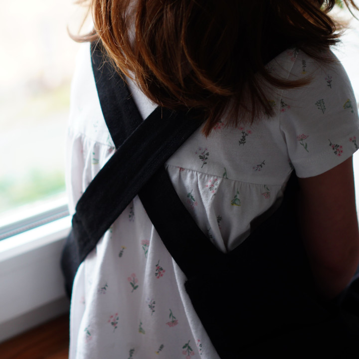 Lotta børneforklæde (sort) - med seler