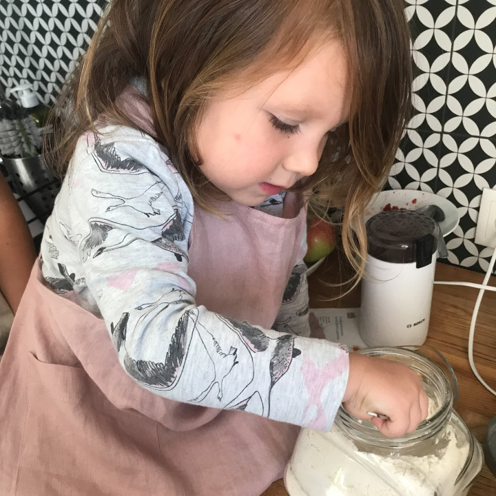 Forklæde til børn (pudderrosa) - linned og behageligt