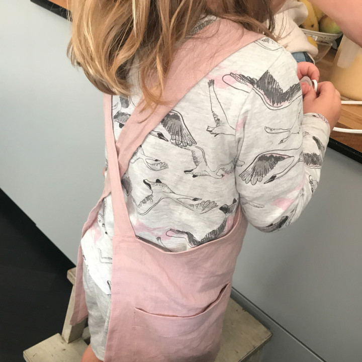 Forklæde til børn (pudderrosa) - linned og behageligt