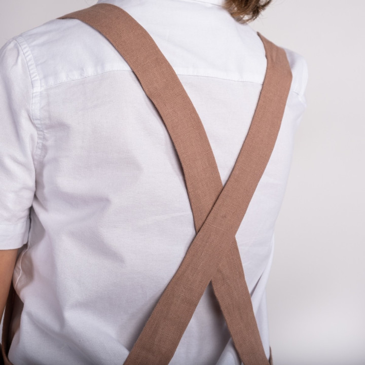 Lotta børneforklæde (valnød) - med seler